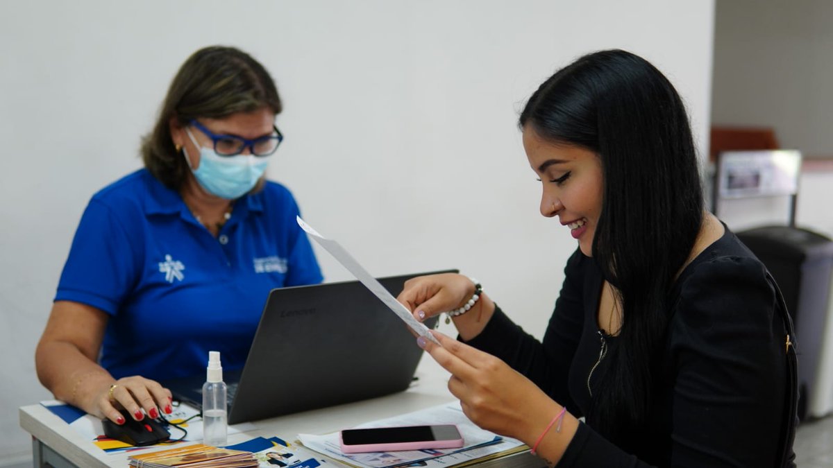 SENA_RValle's tweet photo. El Dir. Regional del @SENA_RValle, @fjmurielandrade, acompaña también esta gran jornada de #ExpoEmpleoJoven, incentivando a la población vallecaucana a la consecución de un empleo formal gracias a la intermediación de la Agencia Pública de Empleo. https://t.co/xSMdVQX9I2