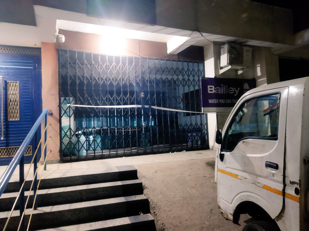 100Plot's tweet photo. सेवा में,
संबधित अधिकारी महोदय, 
हमारी शिकायत पर अमल करते हुए GDA ने अनाधिकृत दुकानों पर कार्यवाही करते हुए 24-Aug-2022 को दुकानो को सील कर दिया जिससे बिल्डिंग निवासियों को सुरक्षा की दृष्टि से राहत मिली है

इसके लिए अधिकारियों का धन्यवाद 🙏

@AMRUTCityGzb
@gdagzb
@dm_ghaziabad https://t.co/SQnux1UD00