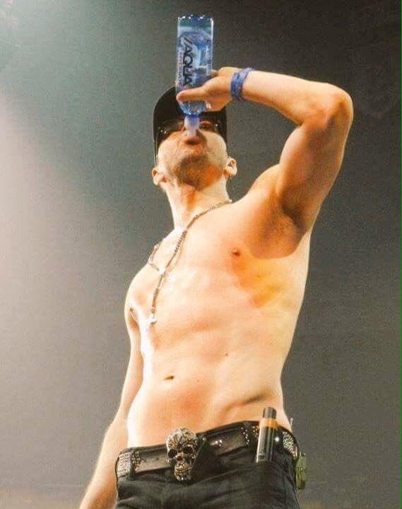 Who’s thirsty? 🙋🏼‍♀️💦😜💀
#ThirstyThursday #ThrowbackThursday #Skully #DonnieWahlberg #SkullBelt