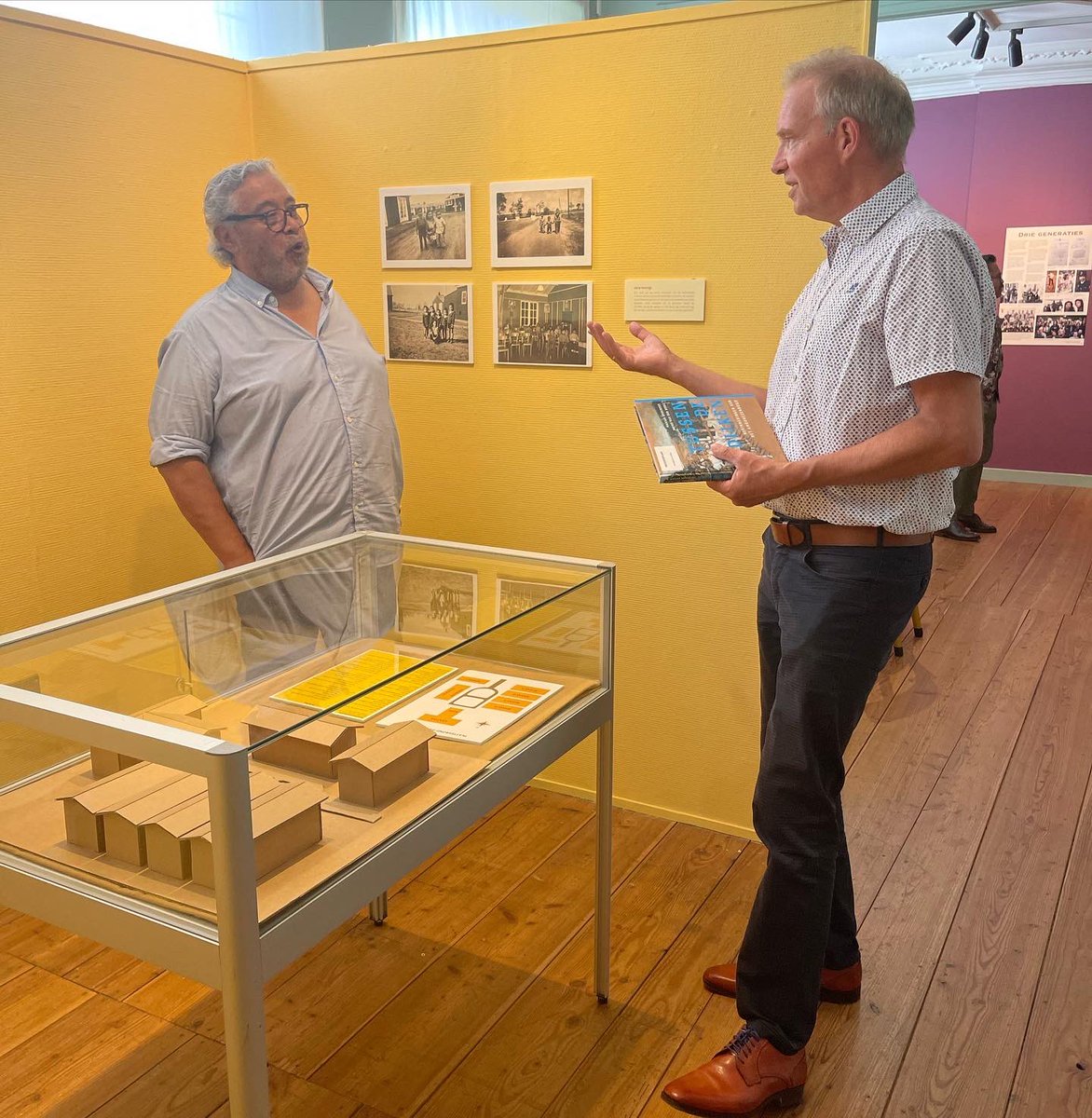 MuseumStadApdam's tweet photo. Vandaag ontving de Werkgroep Molukse Historie Appingedam de burgemeester en de wethouder van de gemeente @Eemsdelta, in #museumstadappingedam, voor een bezoek aan de tentoonstelling over de Molukse Historie in Appingedam. 
De tentoonstelling is nog te zien t/m 28 augustus. https://t.co/wluAFuXJVH