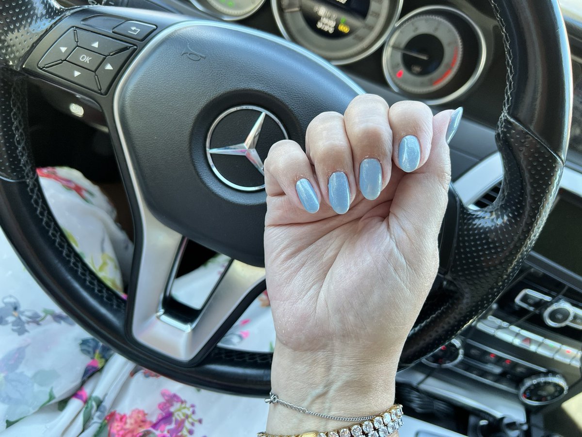 annet443's tweet photo. Oh heb trouwens net mβn nagels weer laten kleuren. Deze kleur nooit eerder gehad, maar bij een gebruinde huid staat het echt gaaf π€© #vandaageensgeenrood #blauw #gellac #happynails https://t.co/xdhI7l9njC