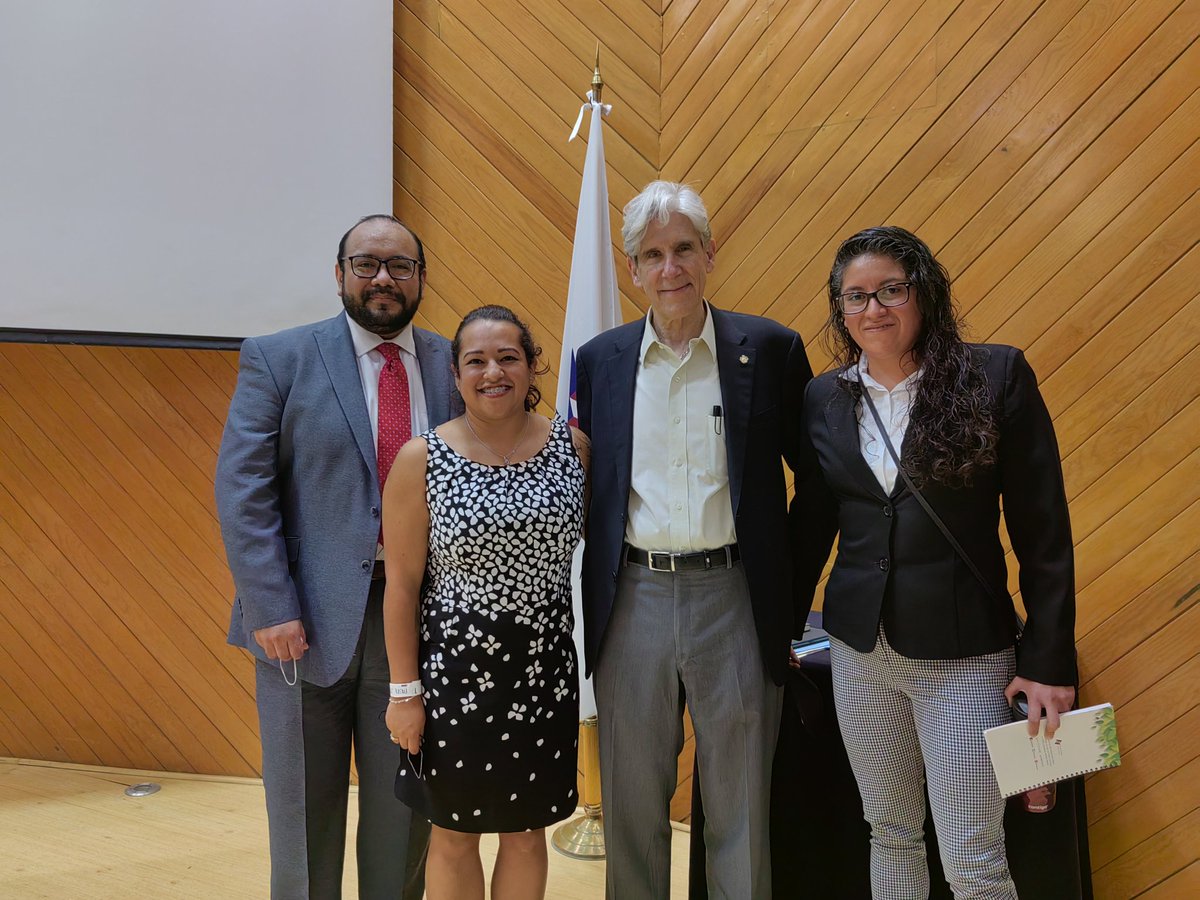 arturoled10's tweet photo. Los #MédicosResidentes 🥼 de #CalidadDeLaAtenciónClínica 🩺 del @emcs_tecdemty 🇲🇽 tuvieron la oportunidad de tomar cátedra de #ConceptosFundamentalesDeLaNuevaSaludPública con el Dr. @julio_frenk en el @paspeinsp 🏥 @RCAClinicaTec @univmiami @H_Ajusco_Medio @SSaludCdMx https://t.co/Qhrs9k8ym7