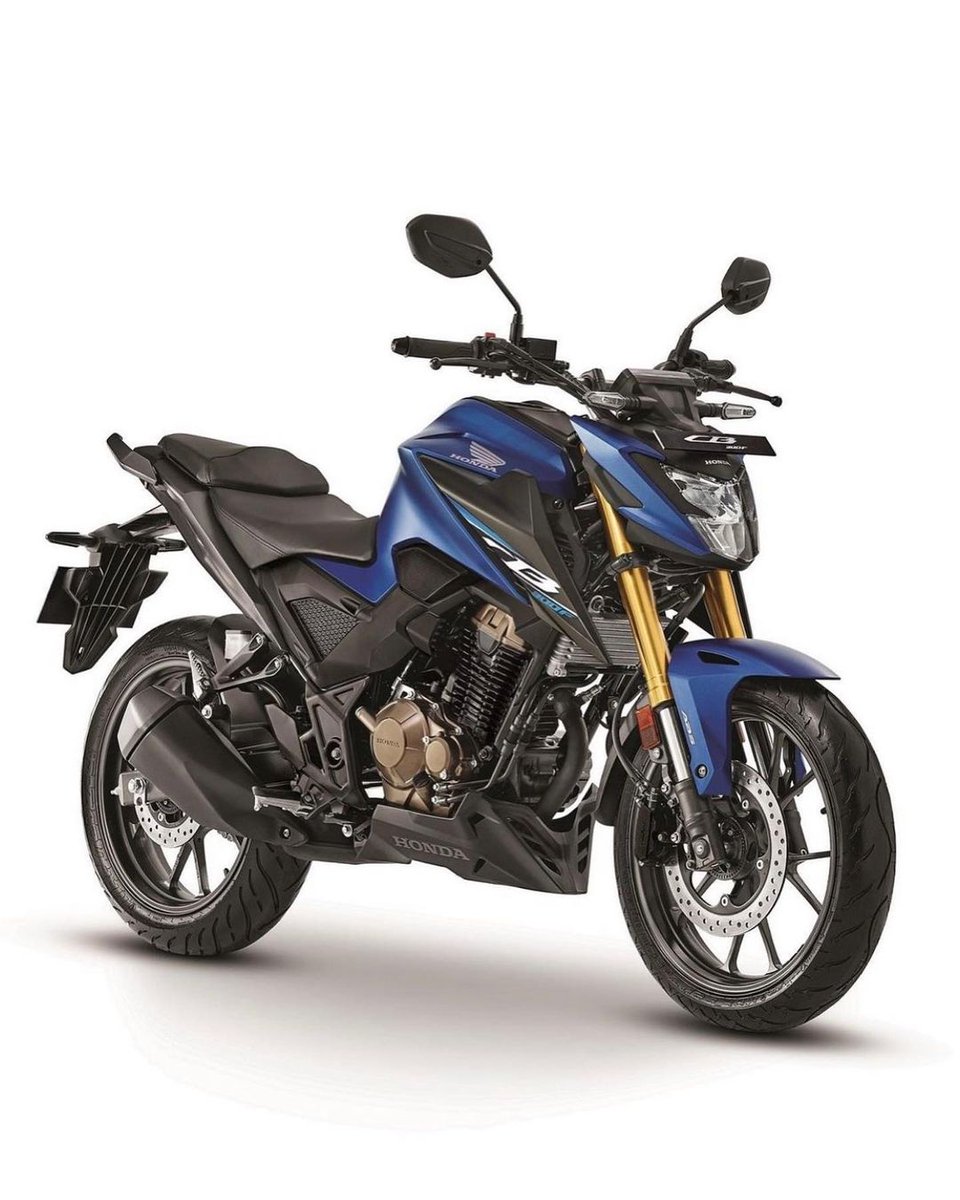 motorqe's tweet photo. Launched! @honda2wheelerin 
Honda's latest BigWing model for India
▪️Honda CB300F 
🏷 Rs 2.26 lakh for the Deluxe
🏷 Rs 2.29 lakh for the Deluxe Pro (ex-showroom, New Delhi)
👉 293cc oil-cooled single-cylinder engine
👉 24.5PS, 25.6Nm
#honda #MotoGP #formidable #usds #STREETFIGHT https://t.co/1822EmS21S