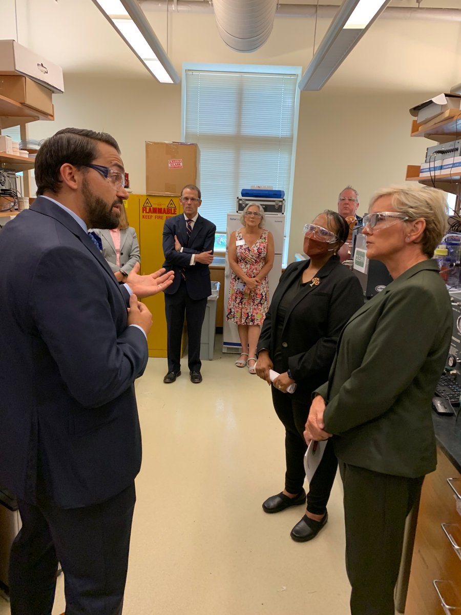 SecGranholm's tweet photo. I’m at @UVA with @ENERGY’s very own Dr. Berhe to announce a combined $540M in awards for scientific foundations that can further jumpstart our clean energy transition through Energy Earthshots and other national priorities. 🌎⚡️ 1/ https://t.co/vl2ZlkrXjw