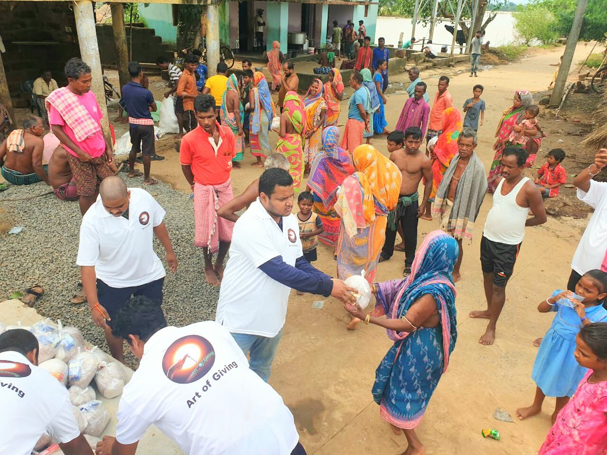 srinibasdas001's tweet photo. #KIITTODAY
#WeLoveKIIT
#kiitsoee
#kiituniversity
#InstitutionofEminence
“Art of Giving” Volunteers Provide Succour to the Flood-hit
Massive floods resulting from heavy rainfall have engulfed vast swathes of populated land in Odisha. https://t.co/f0S71b0D5h