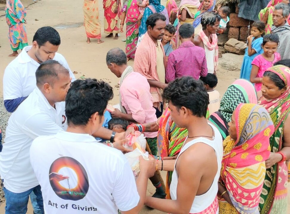 srinibasdas001's tweet photo. #KIITTODAY
#WeLoveKIIT
#kiitsoee
#kiituniversity
#InstitutionofEminence
“Art of Giving” Volunteers Provide Succour to the Flood-hit
Massive floods resulting from heavy rainfall have engulfed vast swathes of populated land in Odisha. https://t.co/f0S71b0D5h