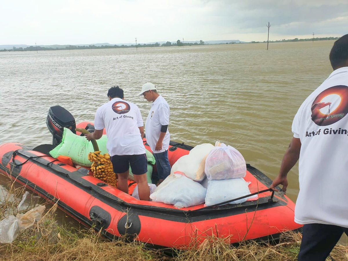 srinibasdas001's tweet photo. #KIITTODAY
#WeLoveKIIT
#kiitsoee
#kiituniversity
#InstitutionofEminence
“Art of Giving” Volunteers Provide Succour to the Flood-hit
Massive floods resulting from heavy rainfall have engulfed vast swathes of populated land in Odisha. https://t.co/f0S71b0D5h