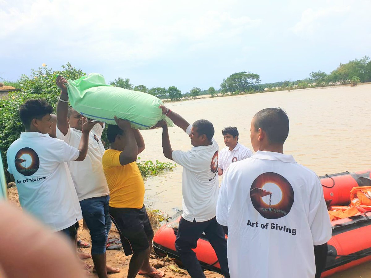 srinibasdas001's tweet photo. #KIITTODAY
#WeLoveKIIT
#kiitsoee
#kiituniversity
#InstitutionofEminence
“Art of Giving” Volunteers Provide Succour to the Flood-hit
Massive floods resulting from heavy rainfall have engulfed vast swathes of populated land in Odisha. https://t.co/f0S71b0D5h
