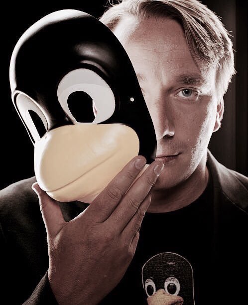 retrochenta's tweet photo. Hoy hace 31 años que un estudiante finlandés llamado Linus Torvalds anunció públicamente el desarrollo del kernel de un nuevo Sistema Operativo. Nacía Linux. https://t.co/ilRbTDc91k