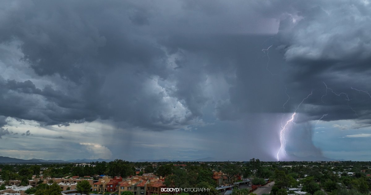 bgboydphoto's tweet photo. #lightning from the storm on Tuesday. #monsoon #azwx #whyilovewhereilive #stormhour #azhighways https://t.co/7cpKaZKRvD