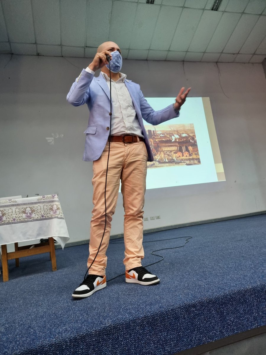 IDIS_UMSA's tweet photo. Andrés Delgadillo presenta la conferencia "La sociedad del algoritmo" https://t.co/QGChcyicbF