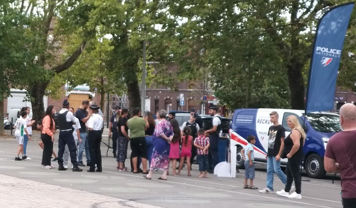 Belle promotion des #metiers de la #sécurité au coeur du #quartierdupile de #Roubaix !!! Les #jeunes et habitants du quartier ont pu rencontrer les professionnels et  @poleemploi_HDF pour concrétiser leur projet 👍👍 @cyrom1 <a href="/m_amelieriviere/">Marie-Amelie Riviere</a> <a href="/ProDelobel/">Sophie Delobel</a> #1jeune1solution