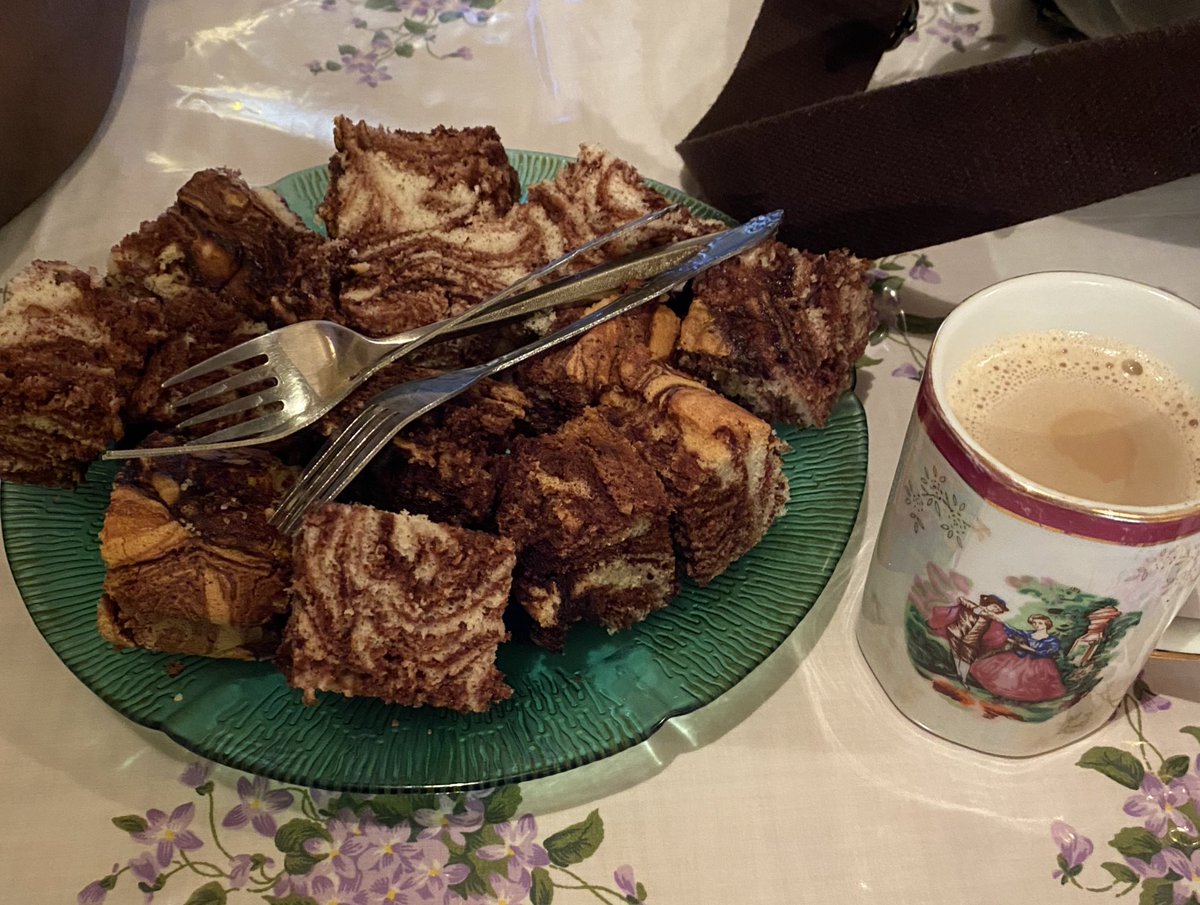 MDtheDO's tweet photo. The pros of house visits — marble chiffon cake and fresh coffee. Patients are so nice 🥰 #EmergencyMedicine #communityparamedics https://t.co/FKc8up9RYl