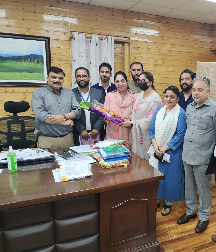 JKVTWA's tweet photo. Meeting the worthy PS @AlokKum36531399 is an absolute honor fr the president of JKVTWA.Discussed the Vocational Education in J&amp;K &amp; the serious issue of illegal termination of some VTs. His warm gestures &amp; assurance of reinstating wll b a good omen fr overall Education . GBU! Sir https://t.co/7x08SQPknz