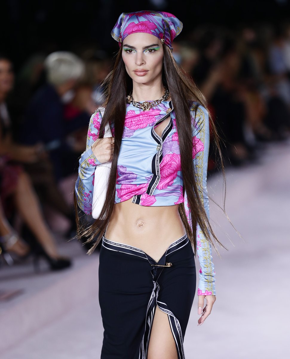 FashionWeek's tweet photo. Revisiting @versace's #MFW show and all of its iconic features. 

📸: Getty Images https://t.co/yg5WyplJPb