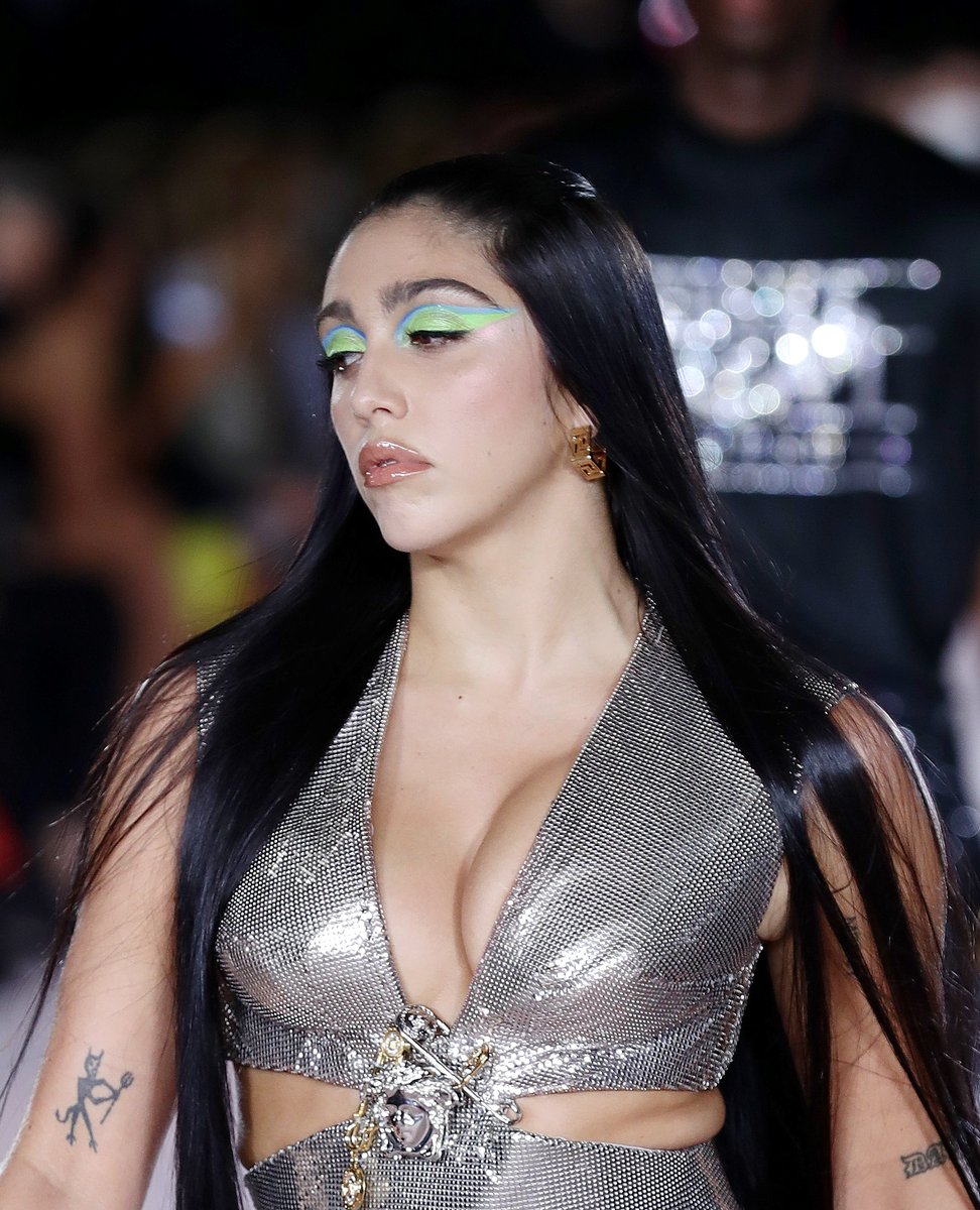 Revisiting <a href="/versace/">VERSACE</a>'s #MFW show and all of its iconic features. 

📸: Getty Images