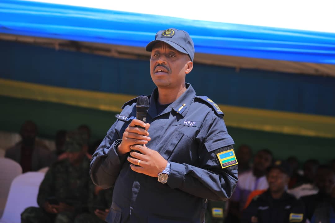 RwandaEast's tweet photo. Abaturage b'Umurenge wa Gatore barashimirwa ubufatanye bagira mu kubungabunga umutekano; basabwa gukomeza kubungabunga umutekano barwanya ibyaha, bakoresha neza ikayi y'umudugudu, ndetse n'amarondo https://t.co/oXLIKrWXjt