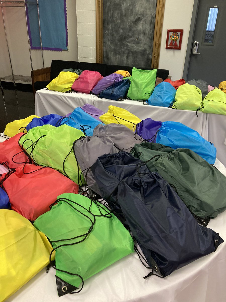 SHAREMcLean's tweet photo. As the school year starts up again, some kids don’t have access to necessary supplies. Share helps these students by providing notebooks, backpacks, snacks, and more to help them start the year off right! https://t.co/ylzB0qVDmR