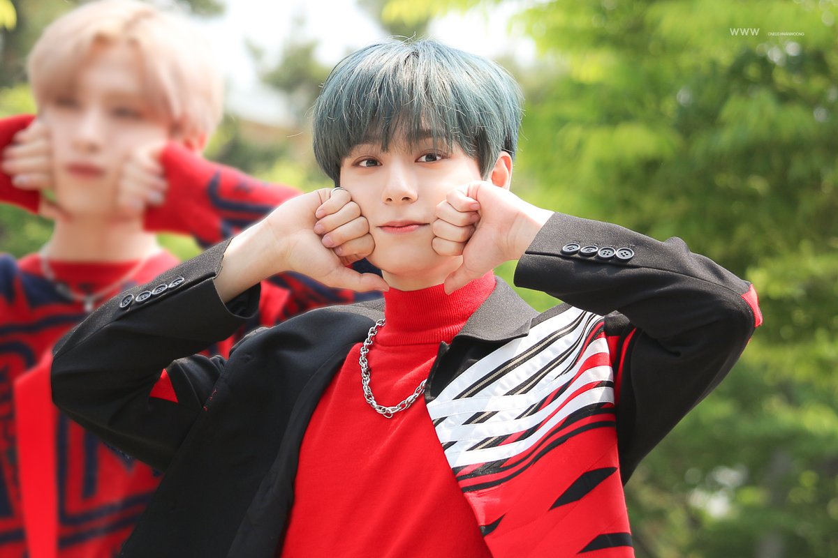WorldWideWoong's tweet photo. (로고 빼먹어서 재업로드) 환웅아 생일 축하해
#환웅이_생일떡주면_안잡아먹지
미팬 사진 올해 안에 업로드가 목표였음
#SHINING_HWANWOONG_DAY 목표달성🎉
#환웅 #HWANWOONG #여환웅  
#원어스 #ONEUS https://t.co/elmnpUDaCb