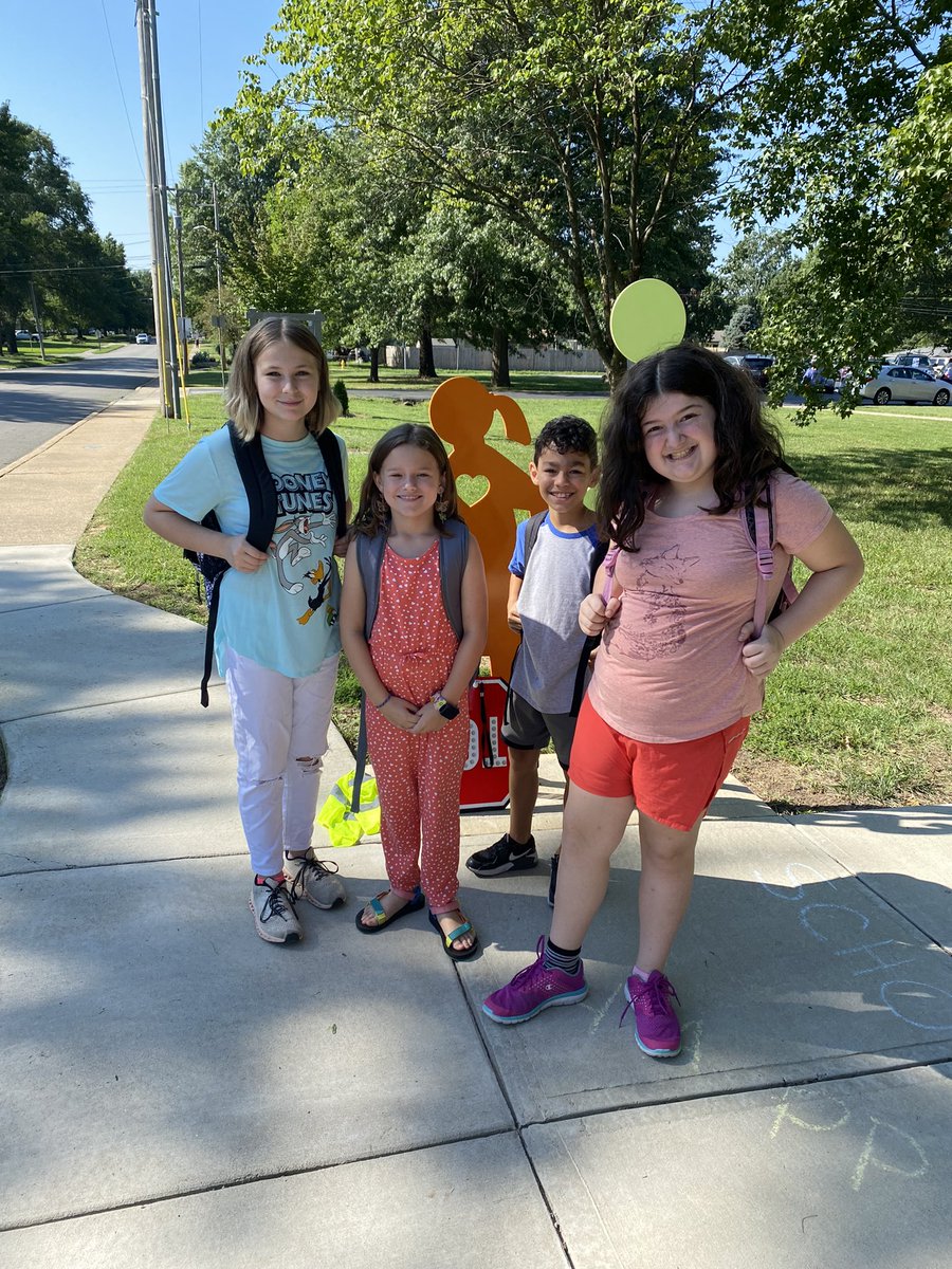 Worleys2011's tweet photo. Look for our @MannEaglesSPS 5th grade students and Dr. Williamson starring in a @CityofSgf psa about traffic safety! @officialSPS https://t.co/1FFblhQq1C