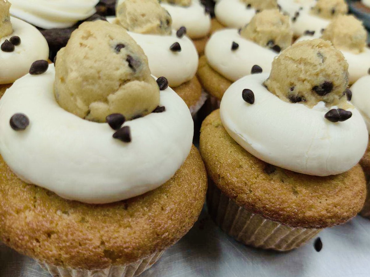 TheCocoaBean's tweet photo. Vanilla Cake with Cookie dough and a Buttery Vanilla Frosting? Yes Please!! This one’s a keeper! They are even filled with cookie dough😉 https://t.co/Nrj90Z6EFR