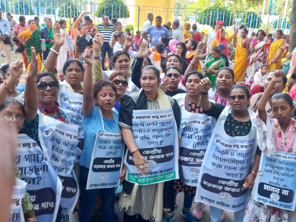 AparupaPoddar's tweet photo. @MamataOfficial এর আদর্শে, @abhishekaitc এর নেতৃত্বে এবং @AITCofficial মহিলা পরিবারের ডাকে কলকাতার রাজপথে মহামিছিল আয়োজিত হল। 

|| কেন্দ্রের স্বৈরাচারী সরকারের জনবিরোধী সিদ্ধান্ত ও ক্ষমতার অপব্যবহার মানছি না, মানব না || https://t.co/hJ6ROhhcG0
