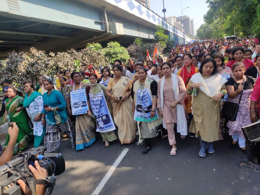 AparupaPoddar's tweet photo. @MamataOfficial এর আদর্শে, @abhishekaitc এর নেতৃত্বে এবং @AITCofficial মহিলা পরিবারের ডাকে কলকাতার রাজপথে মহামিছিল আয়োজিত হল। 

|| কেন্দ্রের স্বৈরাচারী সরকারের জনবিরোধী সিদ্ধান্ত ও ক্ষমতার অপব্যবহার মানছি না, মানব না || https://t.co/hJ6ROhhcG0