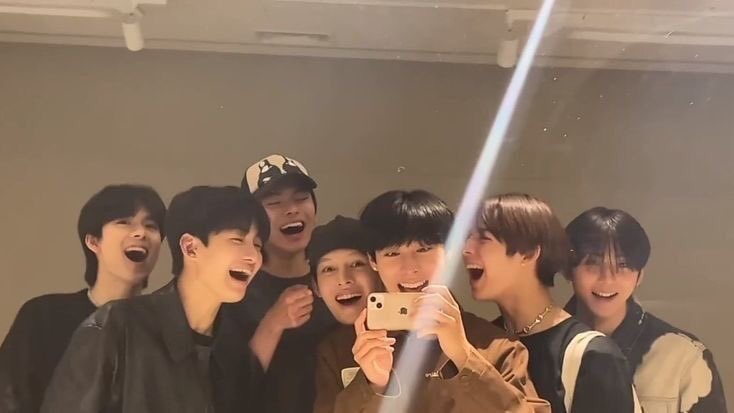 sunkshimura's tweet photo. my seven :( 

#AlwaysWithYouLeo #TraineeA https://t.co/rsuhqODsnS