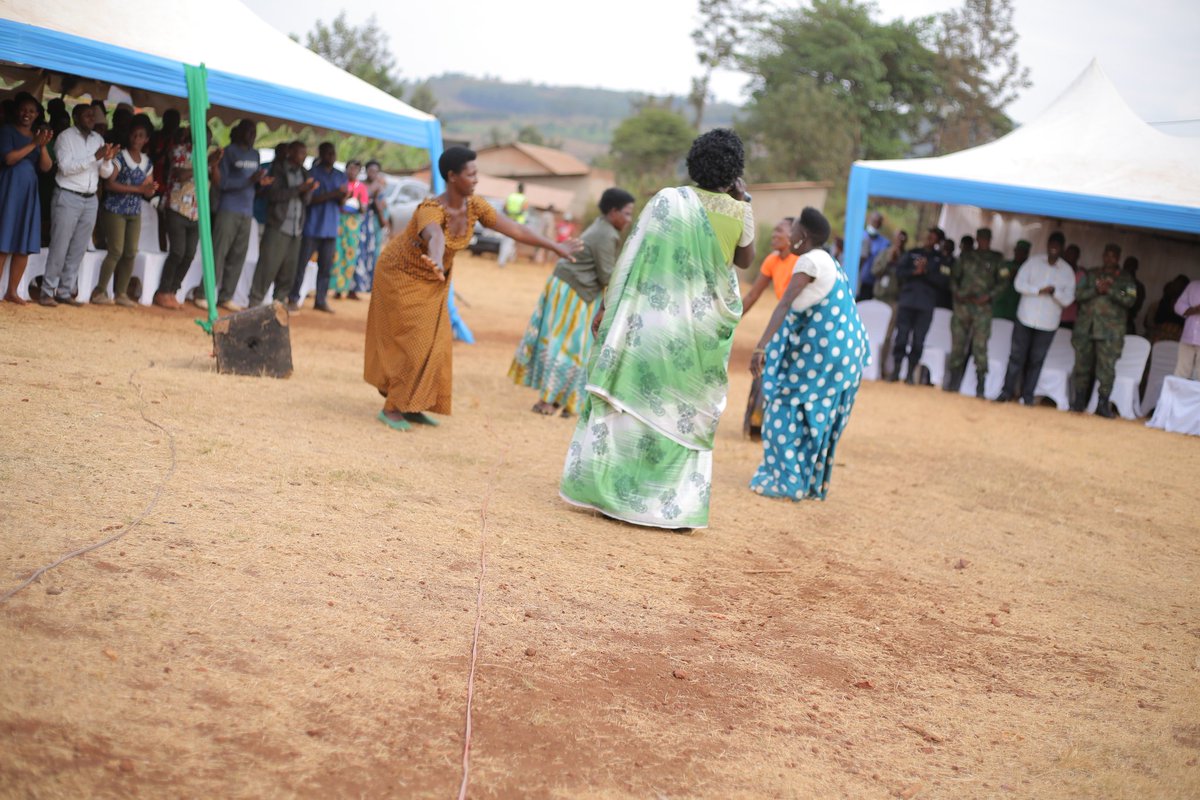 RwandaEast's tweet photo. Abaturage b'Umurenge wa Gatore barashimirwa ubufatanye bagira mu kubungabunga umutekano; basabwa gukomeza kubungabunga umutekano barwanya ibyaha, bakoresha neza ikayi y'umudugudu, ndetse n'amarondo https://t.co/oXLIKrWXjt