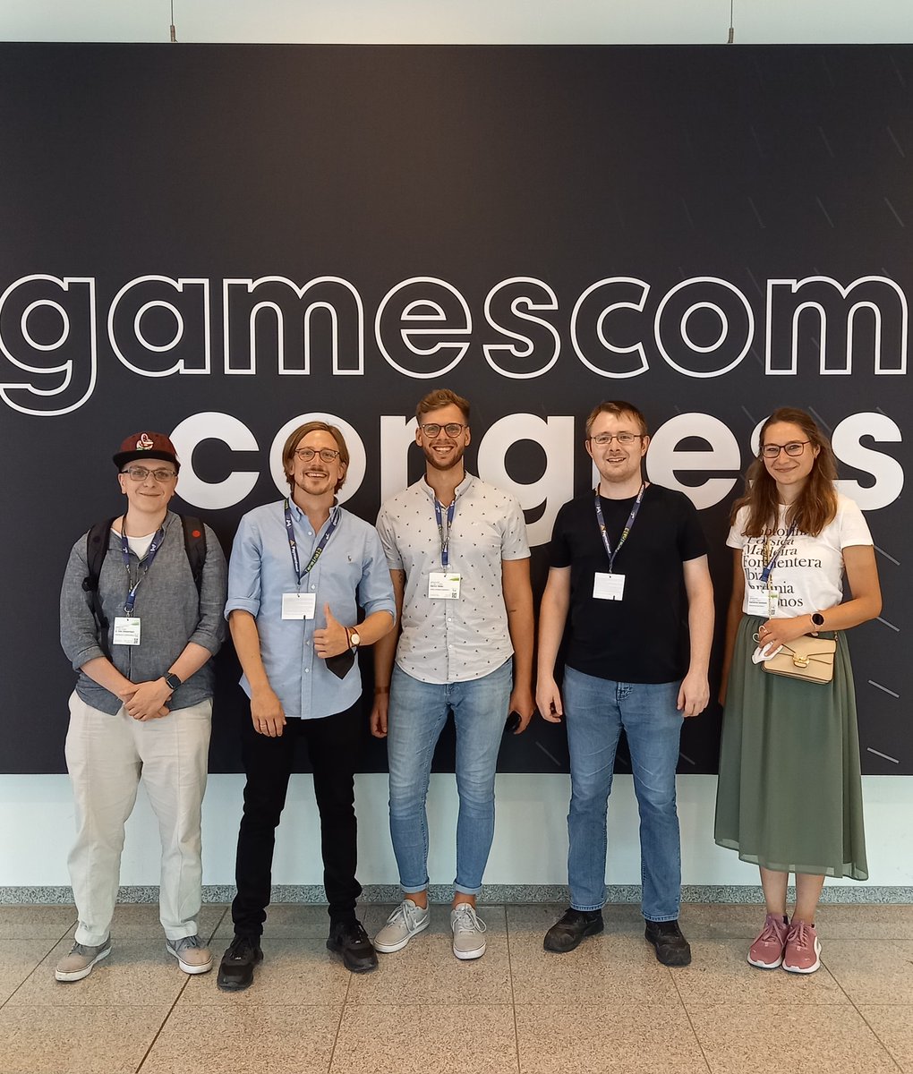 Geballte Arbeitskreis-Kompetenz natürlich auch auf der #Gamescom 😎💪

Schön, dass wir uns alle mal persönlich treffen konnten 😍

V.l.n.r.: <a href="/Felix_Felixson/">Felix Z.</a> <a href="/LHaasis/">Lucas Haasis</a> <a href="/Pat19947/">Patrick Heike</a> <a href="/VidSpHistoriker/">Björn Hennig</a> <a href="/KBildung/">KMS-B I Katharina</a>