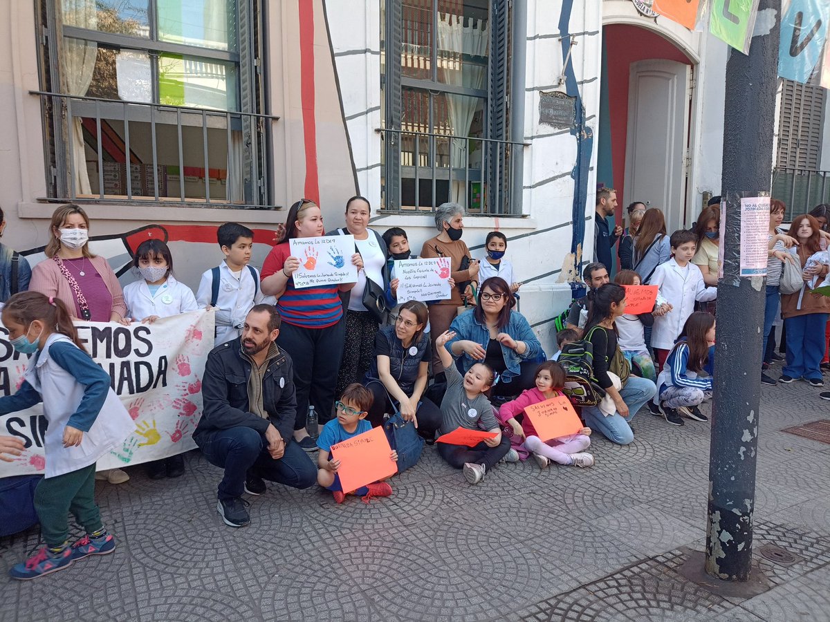EKoutsovitis's tweet photo. #salvemoslajornadasimple 
Impresionante abrazo en la Escuela N12 https://t.co/LxZSV84thI