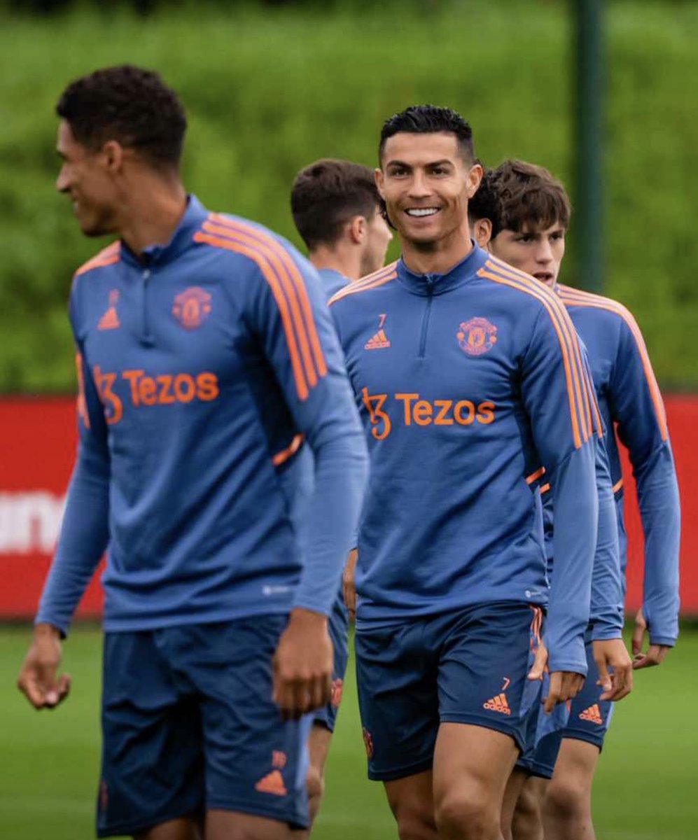 UnitedStandMUFC's tweet photo. Smiles in training 😁 https://t.co/HhY0GWYKdZ
