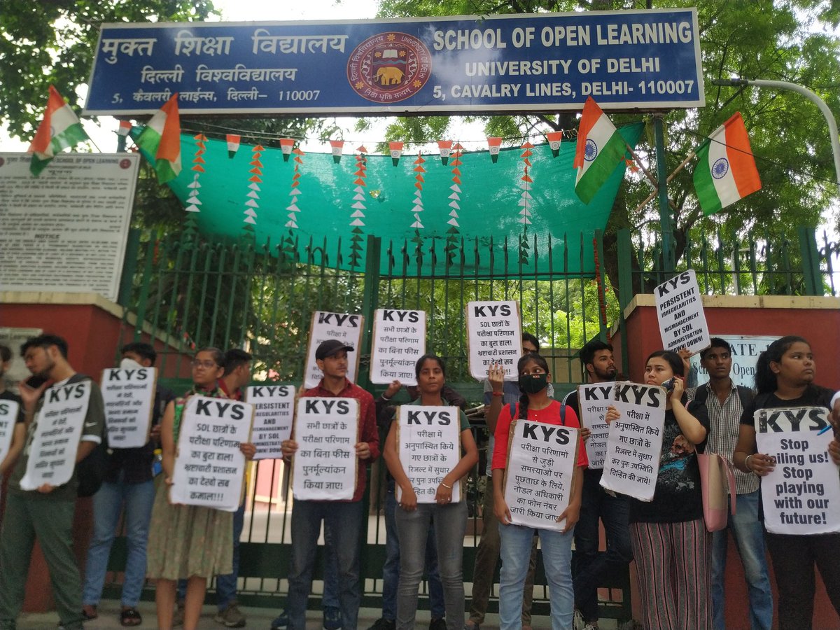 CampusNewsOff's tweet photo. DU SOL Results में धांधली के खिलाफ SOL छात्रों का DU और SOL  प्रशासन के खिलाफ विरोध प्रदर्शन।
#DelhiUniversity #StopFailingUs #DUSOL #DUSOLResults #CampusNews https://t.co/KcSHImTM9q
