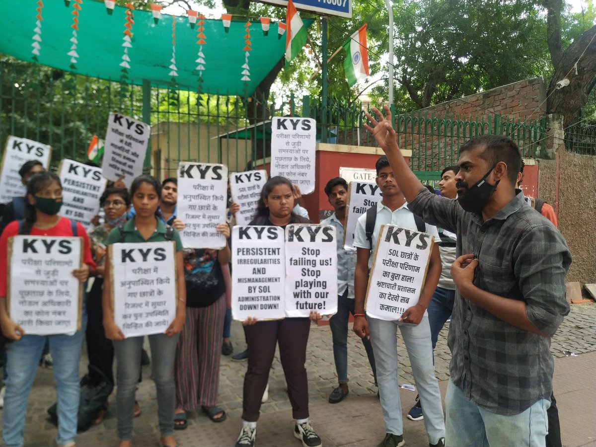 CampusNewsOff's tweet photo. DU SOL Results में धांधली के खिलाफ SOL छात्रों का DU और SOL  प्रशासन के खिलाफ विरोध प्रदर्शन।
#DelhiUniversity #StopFailingUs #DUSOL #DUSOLResults #CampusNews https://t.co/KcSHImTM9q