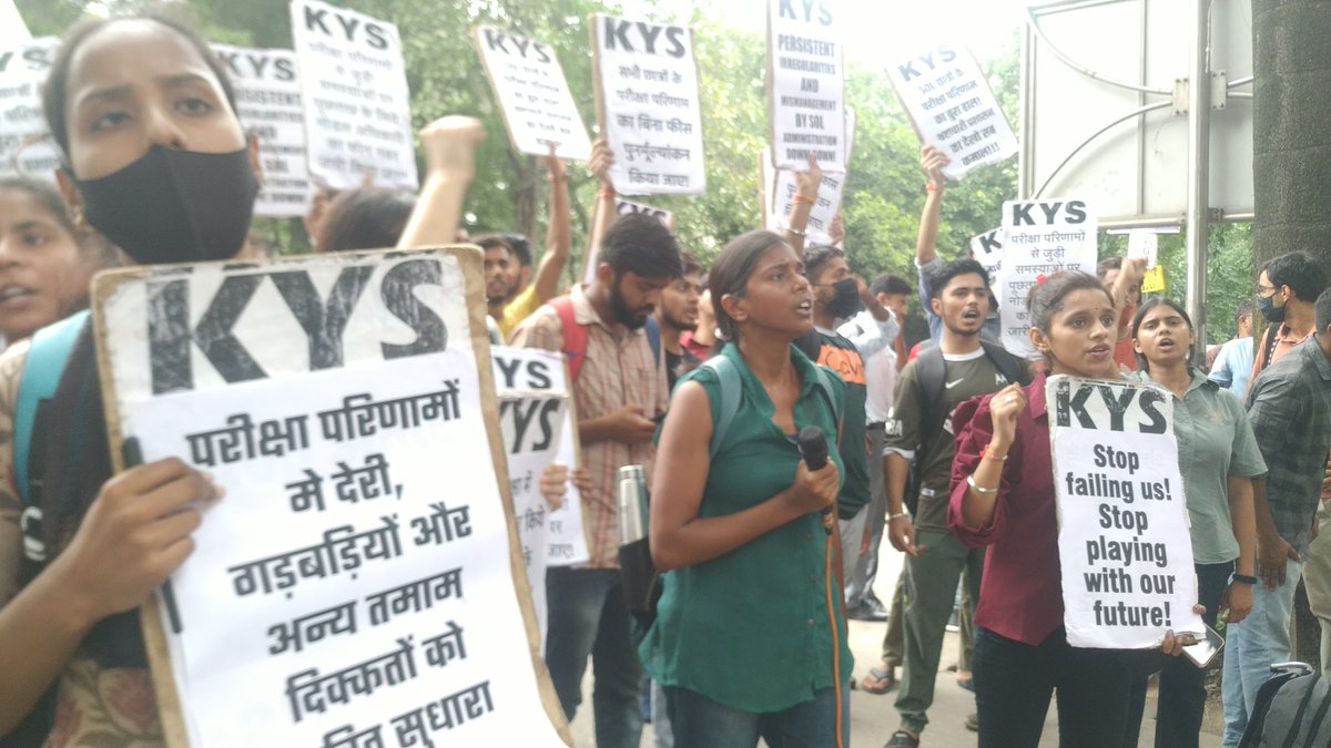 CampusNewsOff's tweet photo. DU SOL Results में धांधली के खिलाफ SOL छात्रों का DU और SOL  प्रशासन के खिलाफ विरोध प्रदर्शन।
#DelhiUniversity #StopFailingUs #DUSOL #DUSOLResults #CampusNews https://t.co/KcSHImTM9q
