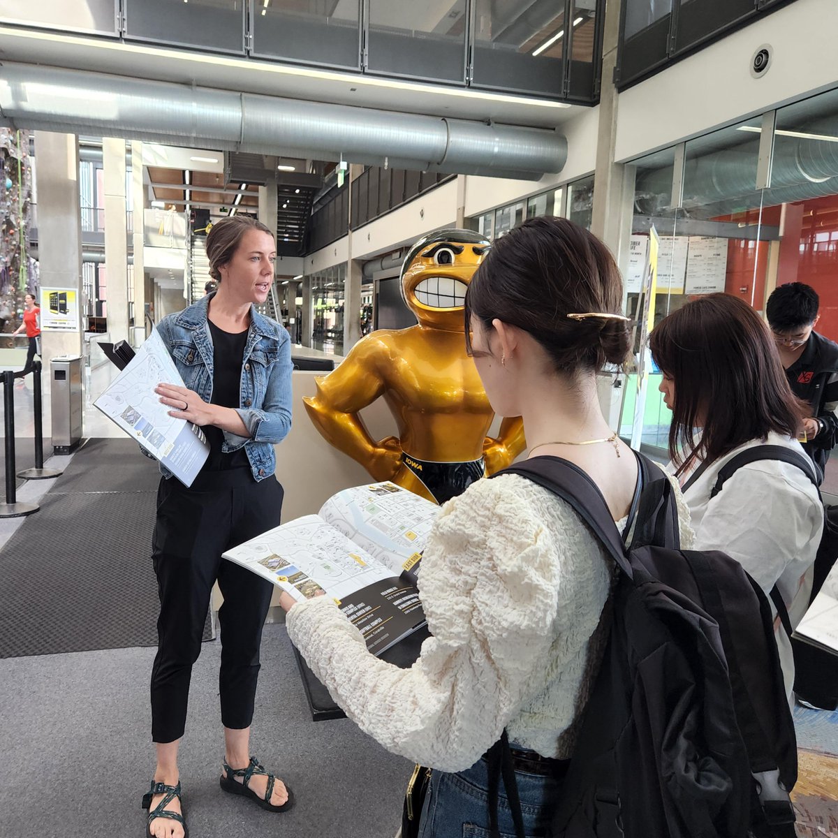uiowaiiep's tweet photo. #IIEPHawkeyes got a tour of the Campus Recreation & Wellness Center. We learned about so many wonderful activities that we can do when we aren't in class! πΈπ£ββοΈβΉοΈββοΈ #uirecservices #WellnessWednesday https://t.co/vSfL7F5003
