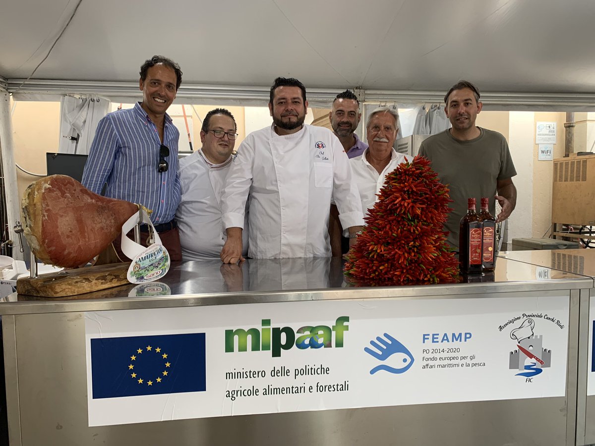 ChefCirciello's tweet photo. Alla @FMCPeperoncino in Rieti con @massimogara @MTurismoItalia e gli amici @FICLazio #peperoncino https://t.co/LqEdxbWC1A
