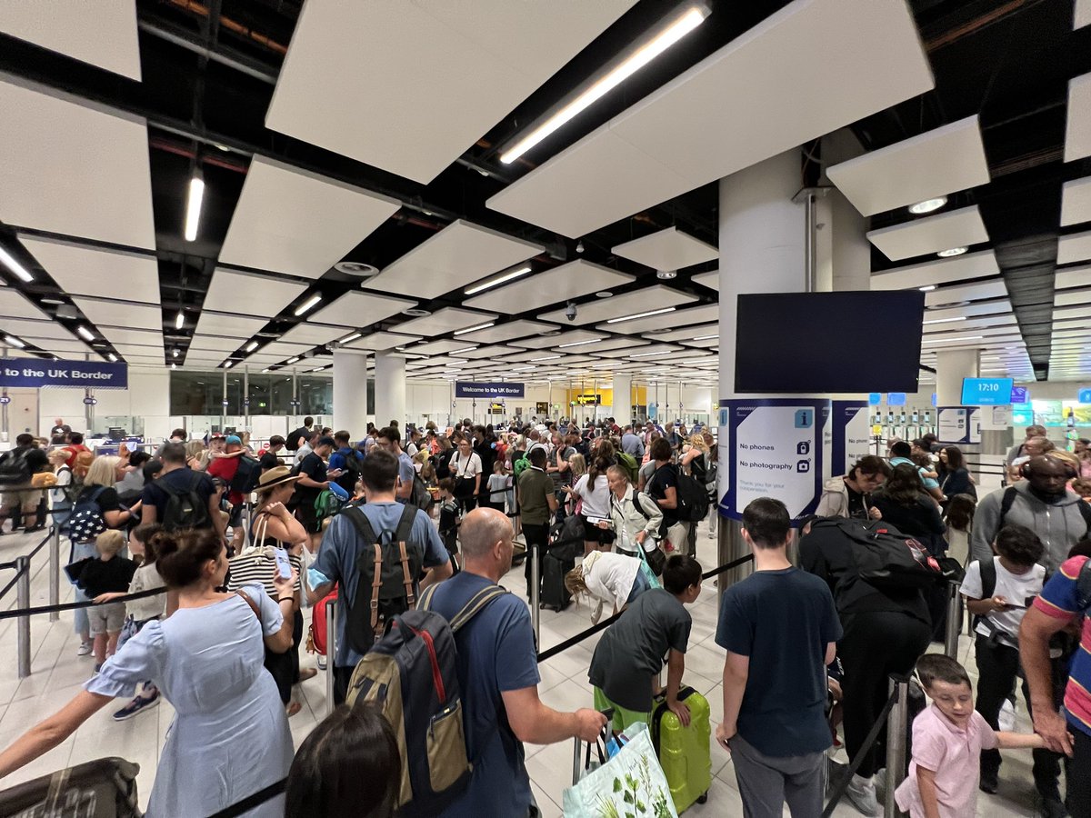 santeugi's tweet photo. Oí @Gatwick_Airport think passport control ain’t having a good day / week / month? https://t.co/Gn8HeF4HYG