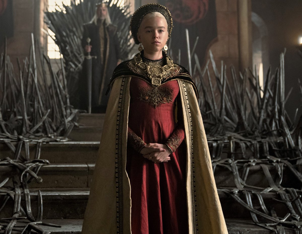 WatchersOTWall's tweet photo. Game of Threads returns with #HouseOfTheDragon! Read fashion designer and costumer @HoganMcLaughlin's deep dive into the series premiere's beautiful costuming https://t.co/t531PjMPdJ #TheHeirsOfTheDragon #GameOfThreads https://t.co/VYVn28txG3