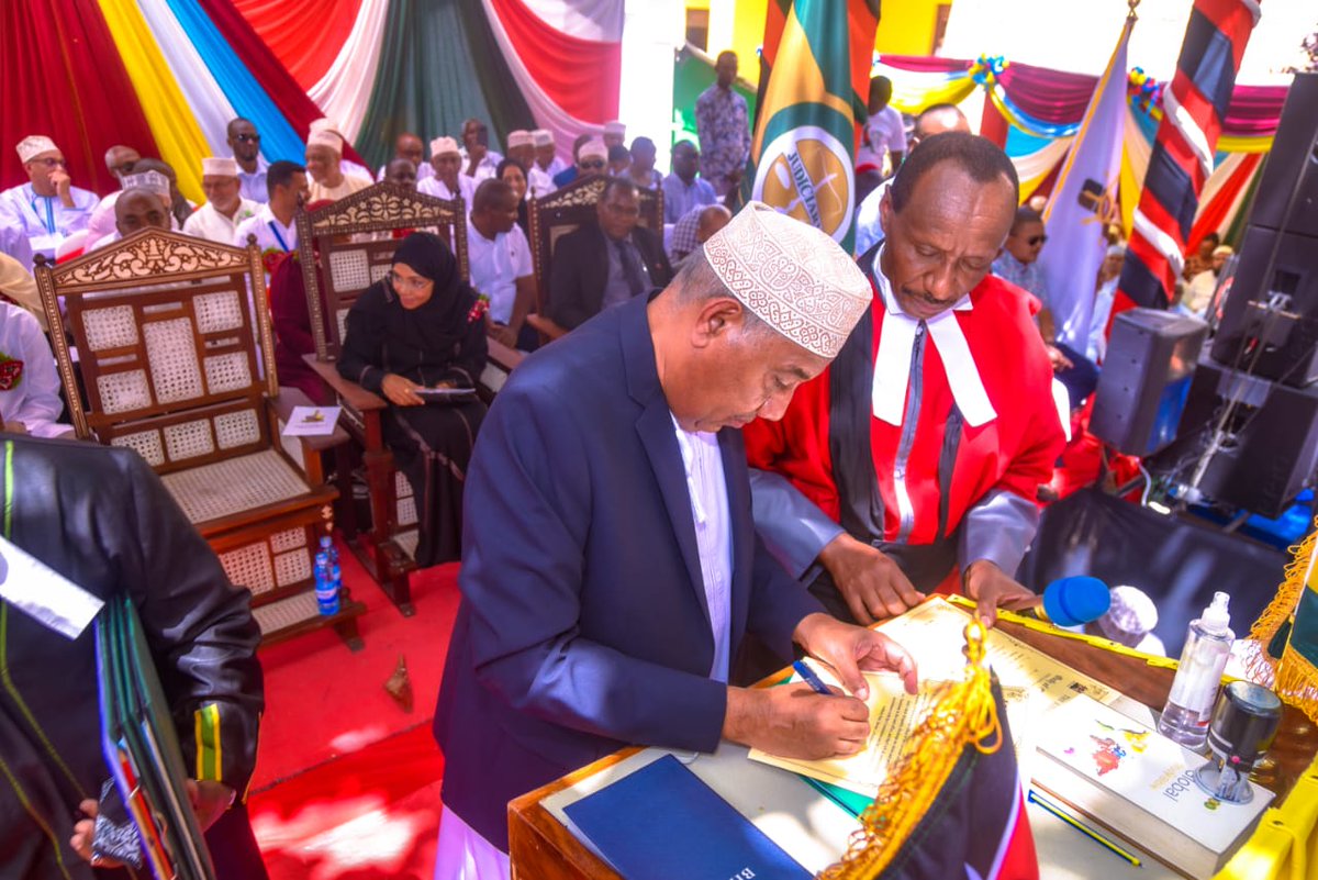 Kenyajudiciary's tweet photo. Justice Stephen Githinji presides over the swearing-in of Lamu County Governor Issa Timamy at Mkunguni Square in Lamu Town. https://t.co/EdlDet2X56