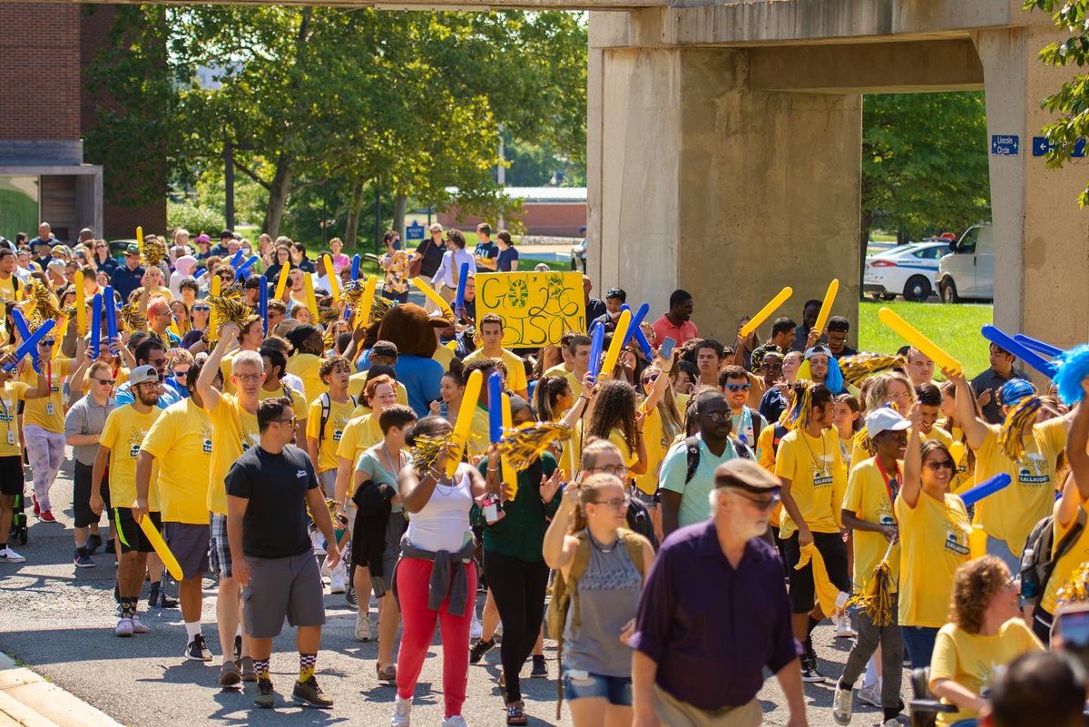 GallaudetU's tweet photo. The #GallaudetU campus community is abuzz with that new year energy!

#BisonSpirit #BisonWalk #IamGallaudet #Fall2022 https://t.co/KkUKM025UZ