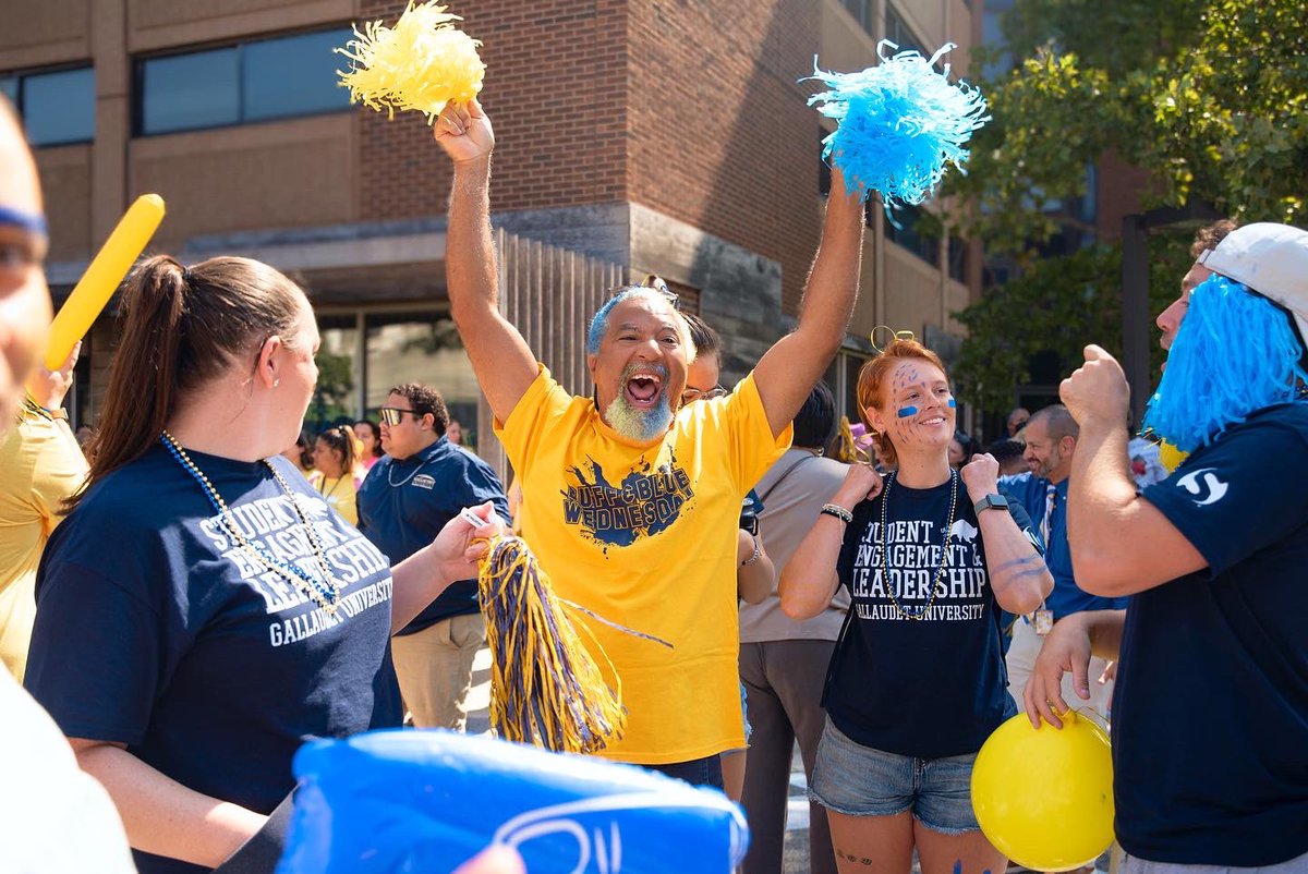 GallaudetU's tweet photo. The #GallaudetU campus community is abuzz with that new year energy!

#BisonSpirit #BisonWalk #IamGallaudet #Fall2022 https://t.co/KkUKM025UZ