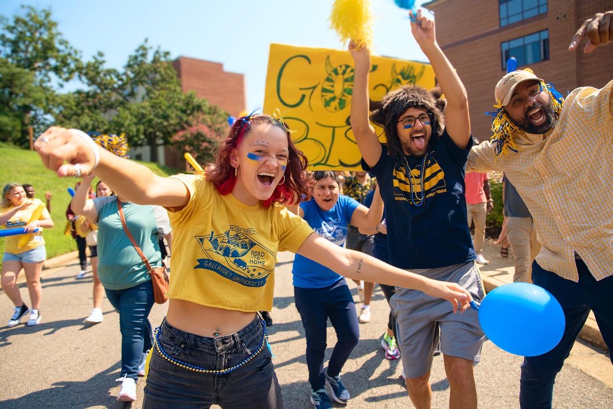 GallaudetU's tweet photo. The #GallaudetU campus community is abuzz with that new year energy!

#BisonSpirit #BisonWalk #IamGallaudet #Fall2022 https://t.co/KkUKM025UZ