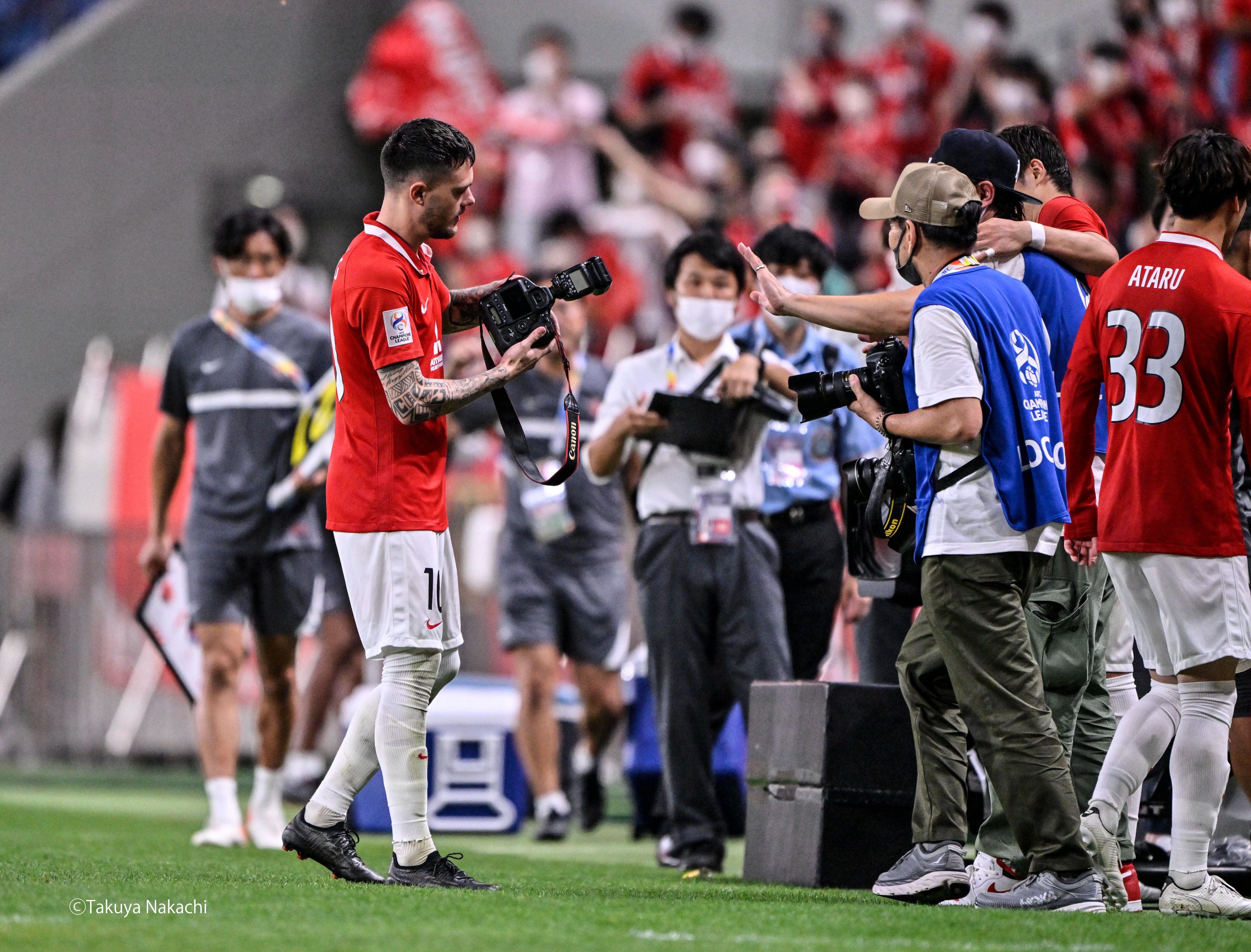 城とサッカーの編集者兼記者兼カメラマン 双葉社 浦和レッズ の モーベルグ 選手は試合後 クラブのカメラマンのカメラを借りて サポーター席をバックに写真を撮り返してあげてました その際 肩を組んで一緒に写真を撮ったのは 酒井宏樹 選手