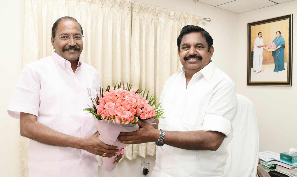 AIADMKOfficial's tweet photo. மாண்புமிகு எதிர்க்கட்சித் தலைவர் திரு. @EPSTamilNadu அவர்களை, கழக அமைப்புச் செயலாளரும் முன்னாள் அமைச்சருமான திரு. @PThangamanioffl அவர்கள், தனது பிறந்த நாளை முன்னிட்டு  நேரில் சந்தித்து, பூங்கொத்து வழங்கி வாழ்த்து பெற்றார். https://t.co/NPWSkDlWKC