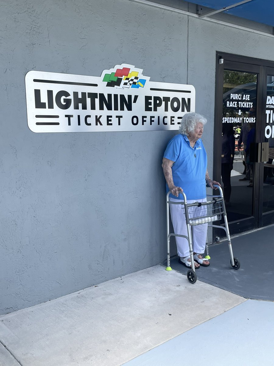 Mollyreednews's tweet photo. She’s 102 yrs old &amp; still working 5 days a week in the @DAYTONA ticket office where she’s worked for over 80 yrs… and now, the office is officially named after her. Congrats Lightnin’! Catch her story tonight on @news6wkmg https://t.co/A9yYyf2hvh