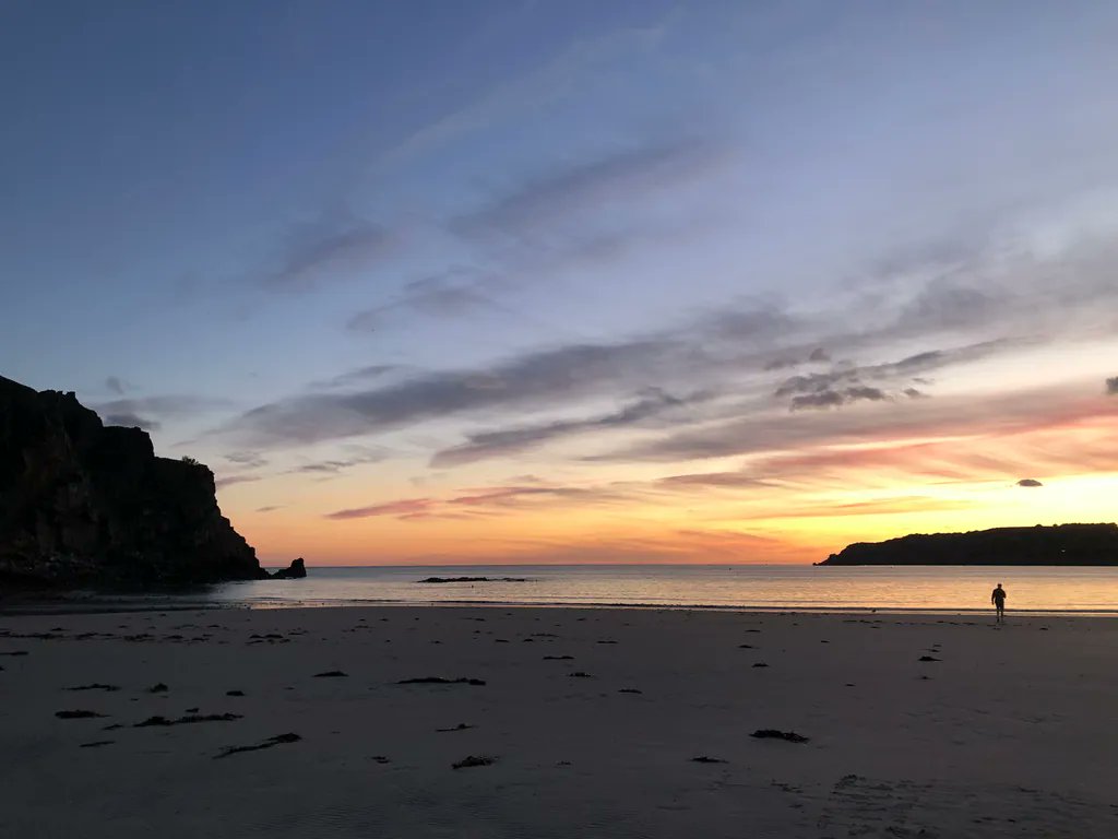 Jersey is known for its beautiful beaches but how to pronounce all their names is less well-known! This is Ouaisne Beach pronounced 'way-nay' - a delightfully sheltered and sandy spot to catch sunset. #WhyJersey #JerseyForBusinessForLife