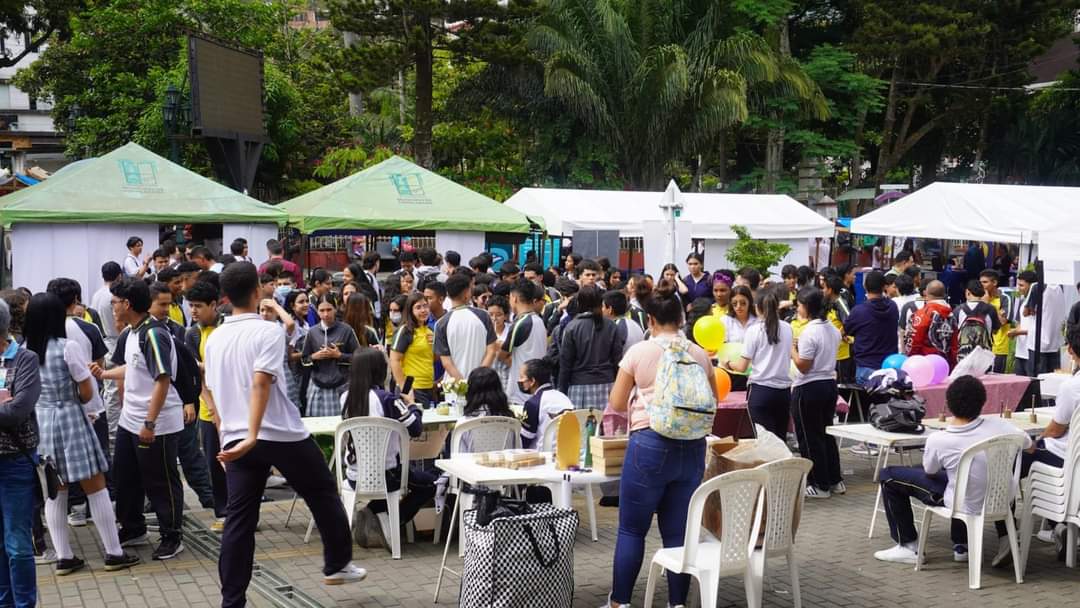 HectorAMonsalve's tweet photo. Los jóvenes de Copacabana son muchachos llenos de talento y creatividad. Eso se demuestra en la feria de emprendimiento juvenil que desarrollamos en el Parque Principal. 🧒✔️👧

👏Tú también puedes acercarte hoy, hasta las 6:00 p.m. y apoyar sus ideas de negocio. https://t.co/J4JFQ38OiD