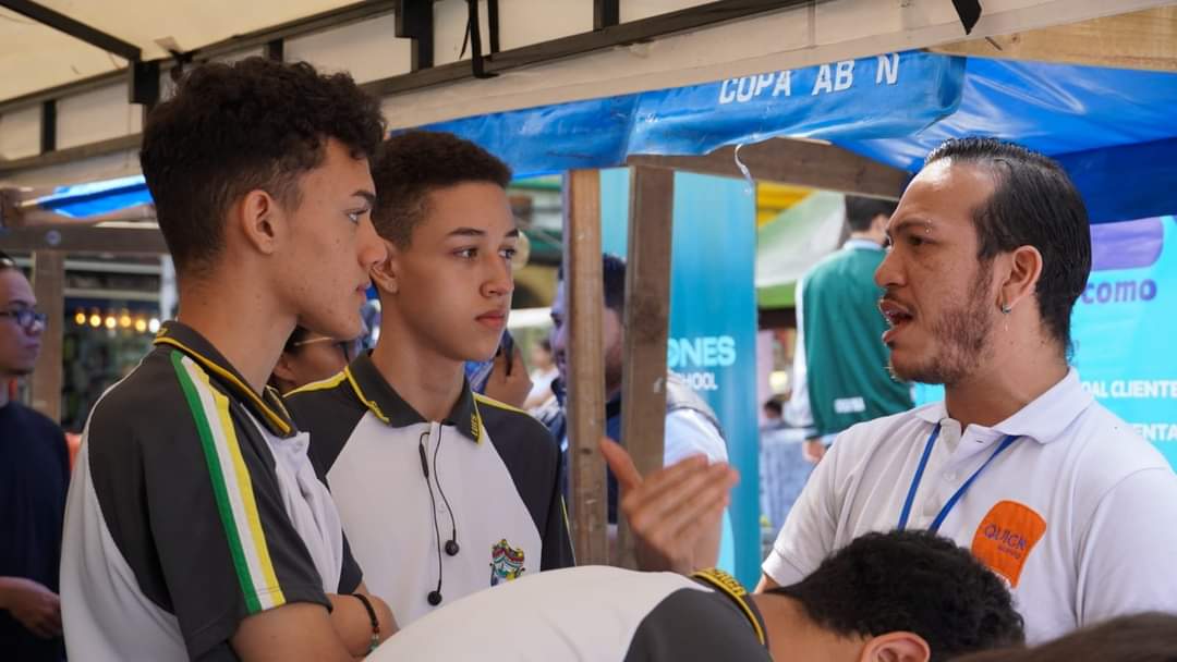 HectorAMonsalve's tweet photo. Los jóvenes de Copacabana son muchachos llenos de talento y creatividad. Eso se demuestra en la feria de emprendimiento juvenil que desarrollamos en el Parque Principal. 🧒✔️👧

👏Tú también puedes acercarte hoy, hasta las 6:00 p.m. y apoyar sus ideas de negocio. https://t.co/J4JFQ38OiD