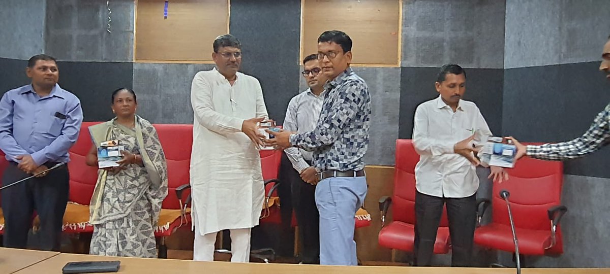 sujaythummar's tweet photo. લોકોને પોતાના વિસ્તારમાં આધારકાર્ડ અપડેટ સુવિધા મળે તે માટે રાજકોટ જિલ્લા પંચાયત દ્વારા દરેક તાલુકાદીઠ 5 ગામોને (કુલ 55) કીટ આપવામાં આવી,ગ્રામજનોએ આધારકાર્ડ અપડેટ માટે હવે તાલુકા કક્ષા અને જિલ્લા કક્ષાએ ખાવા પડતા ધક્કા બંધ થશે @DDORAJKOT1 @CollectorRjt @vipulmitra @brijeshmeja1 https://t.co/wZn52hb7TN